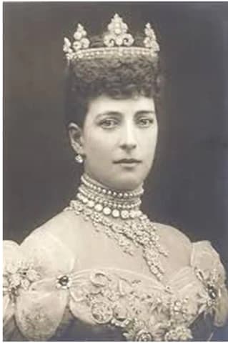 The Fascination of Choker Necklaces